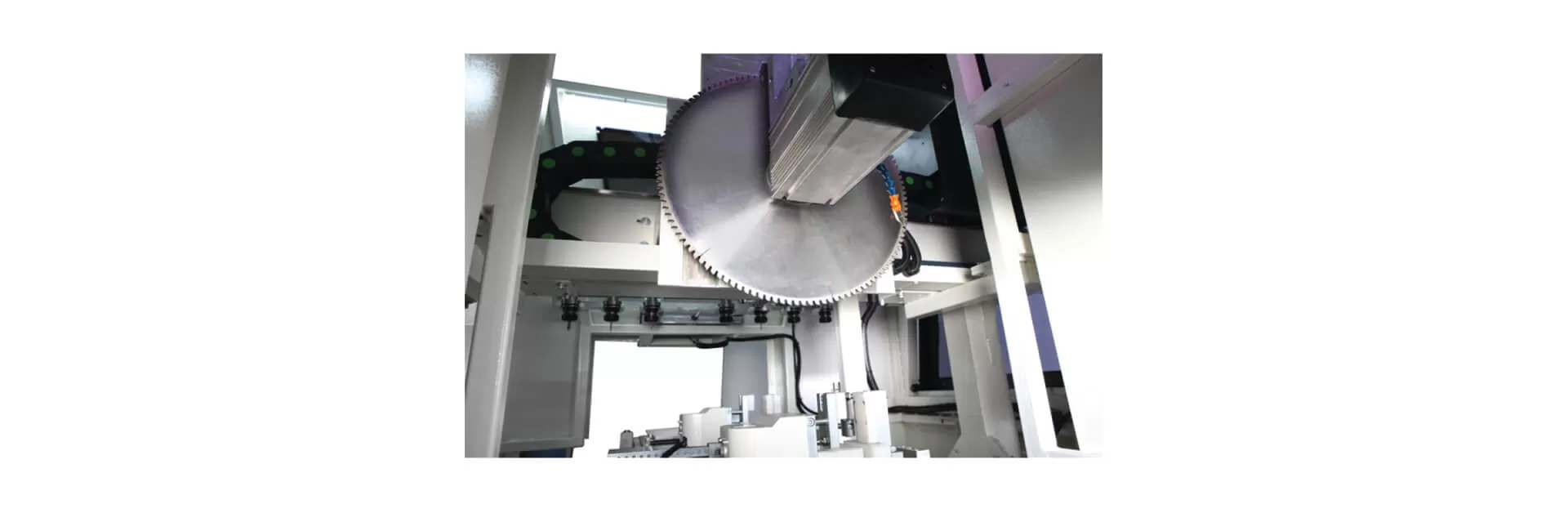 INO XP 8000 4-Achsen-CNC-Profilbearbeitungszentrum