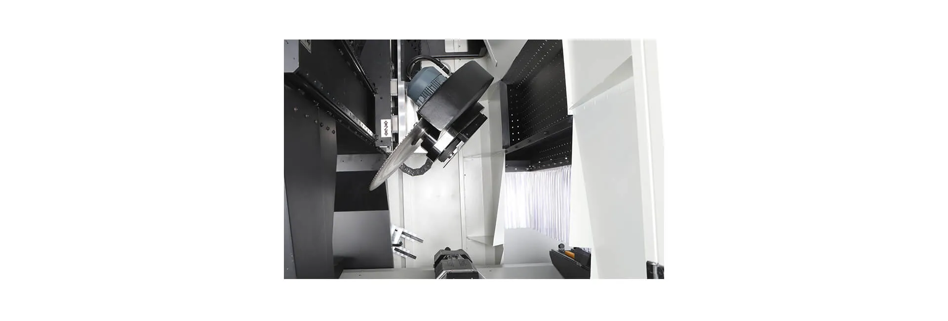 INO Apollo 5-Achsen-CNC-Profilschneide- und Bearbeitungszentrum